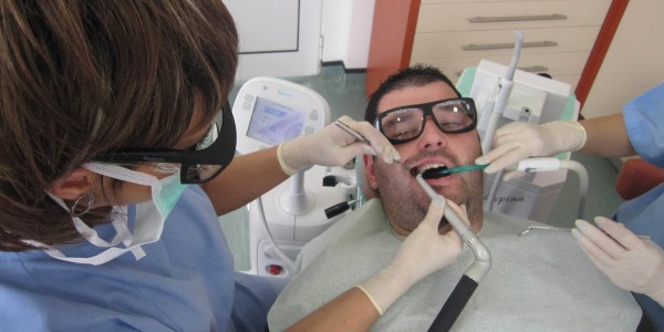 Лазер замества зъболекарската машина