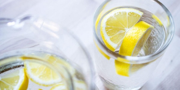 5 ползи от сутрешния прием на вода с лимон