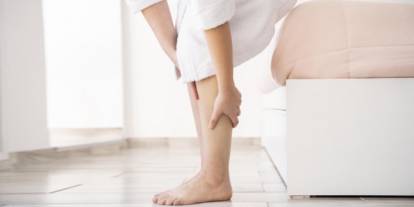 Симптоми и причина за подуване на краката