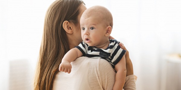 Как да оригнем бебе